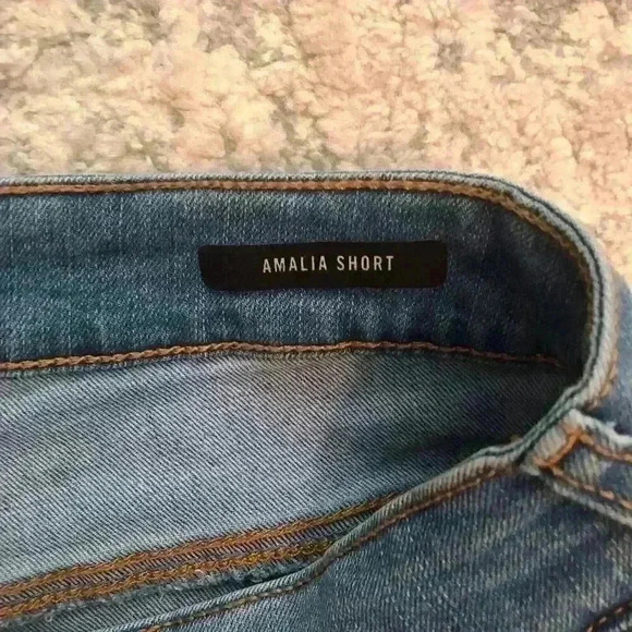 Bandolino Amelia Size 8 Blue Jean Shorts Light Wash Viscose Blend - Picture 3 of 6